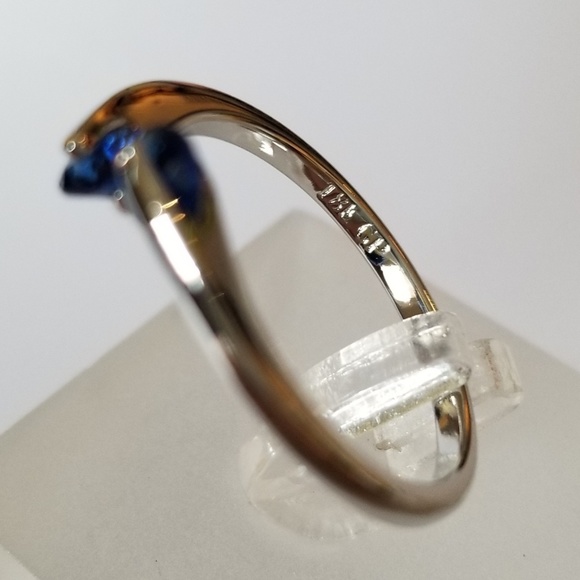 Delicate 18k Ring - Picture 5 of 7